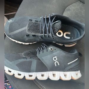 On Cloud size 6 1/2. They just been sitting in my car only worn for couple weeks